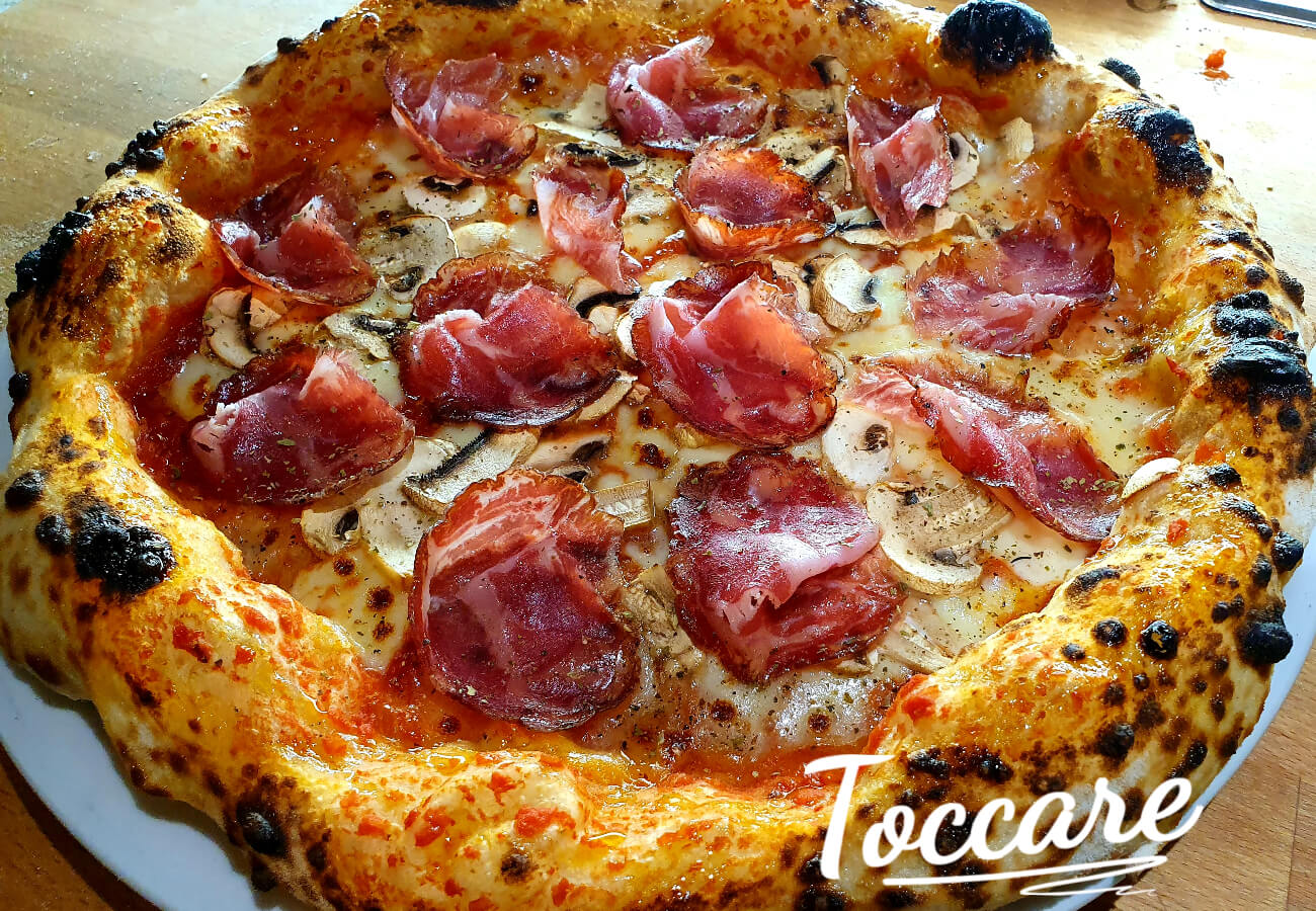 Pizza TrentinoAlto Adige (TrentinoJužni Tirol) Toccare pizzeria